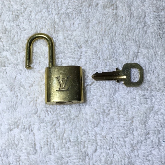 Louis Vuitton Brass '300' Padlock in Goldtone with Goldtone Key— - Picture 5 of 7